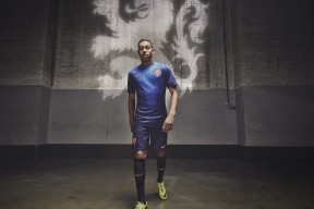 2026国际足联世界杯-跨界神迹！萨拉赫空降RNG赛场绝杀对手，电竞圈炸锅，这是足球还是LOL？